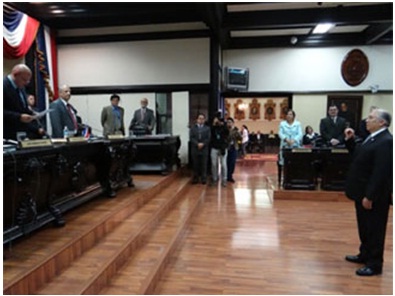 Fotografía donde se muestra la juramentación del Magistrados Luis Guillermo Rivas Loáiciga en la Asamblea Legislativa