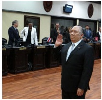 Fotografía donde se muestra la juramentación del Magistrados Luis Guillermo Rivas Loáiciga en la Asamblea Legislativa 